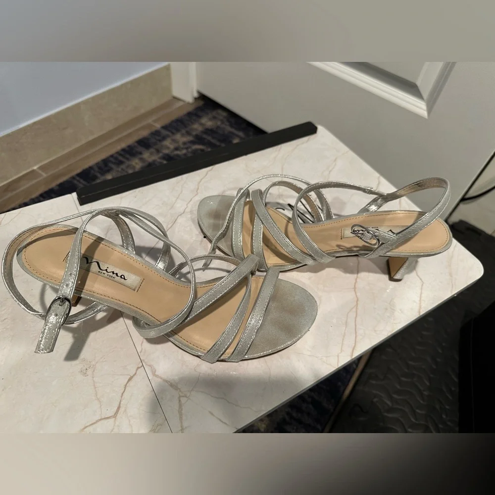 *GUC*Sz 9.5*Nina* silver glitter kitten heels
